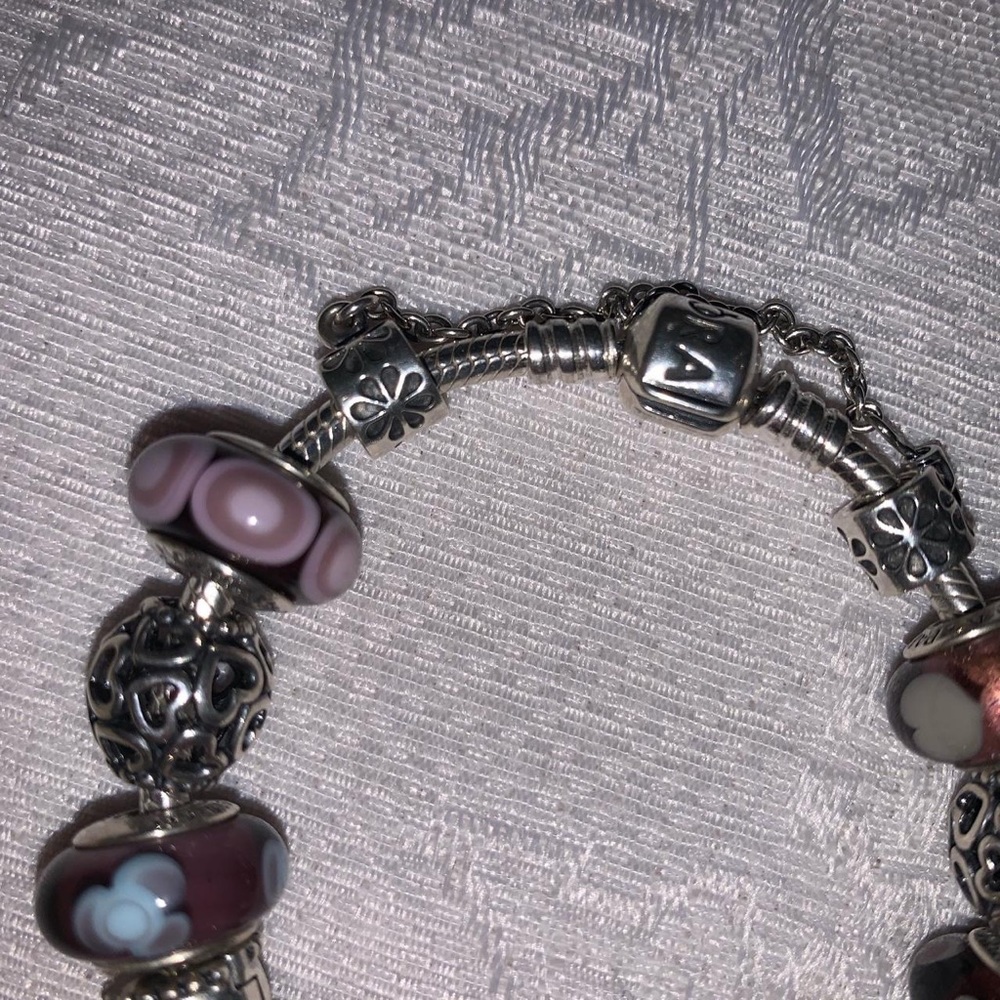 Pandora Bracelet - Fully Furnished - Picture 4 of 4